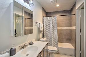 Ένα μπάνιο στο 5 Mi to Downtown Fort Worth Home with Yard +24 φωτογραφίες
