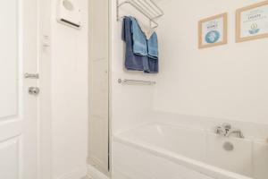 Et badeværelse på Dog friendly cottage 2 mins to beach with hot tub and Zappi EV + 52 billeder