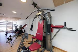 Fitness centrum a/nebo fitness zařízení v ubytování Hotel Thalasso Cantabrico Las Sirenas 4 Superior