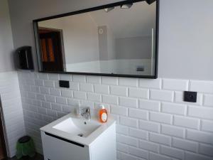 Ett badrum på Noclegi Stoki