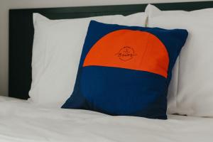 Ein Bett oder Betten in einem Zimmer der Unterkunft Hotel Bries Den Haag - Scheveningen