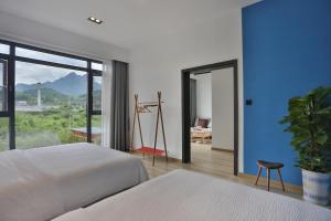 Heaven's Gate Home Stay --free pick up service--panoramic view of Tianmen Mountain客房内的一张或多张床位