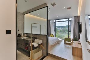 Heaven's Gate Home Stay --free pick up service--panoramic view of Tianmen Mountain的电视和/或娱乐中心