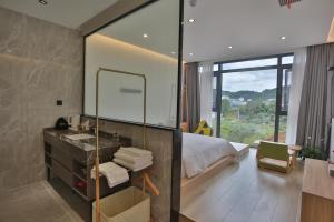 Heaven's Gate Home Stay --free pick up service--panoramic view of Tianmen Mountain客房内的一张或多张床位