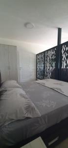 Ένα ή περισσότερα κρεβάτια σε δωμάτιο στο Apartmani Kaldrma