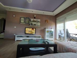 Televízia a/alebo spoločenská miestnosť v ubytovaní Mia's Sea View Apartment