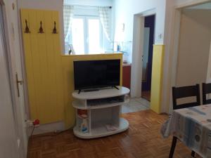 TV a/nebo společenská místnost v ubytování Levak Apartments - Apt. 2