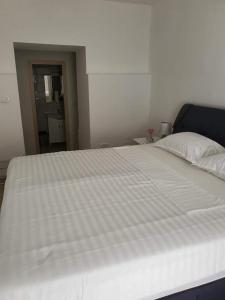 1 cama blanca grande en una habitación blanca en Aldi 3, en Pula