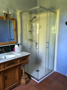 Bilik mandi di Manoir du Bouyssou