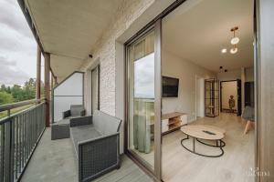 Televízia a/alebo spoločenská miestnosť v ubytovaní Apartament Silence Karpatia Resort Nefryt
