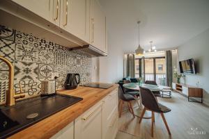Kuchyňa alebo kuchynka v ubytovaní Apartament Silence Karpatia Resort Nefryt