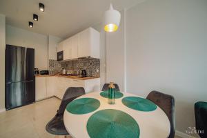 Kuchyňa alebo kuchynka v ubytovaní Apartament Silence Karpatia Resort Nefryt
