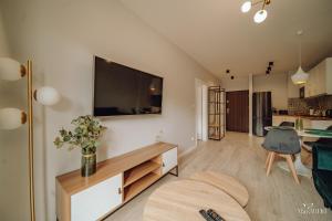 Televízia a/alebo spoločenská miestnosť v ubytovaní Apartament Silence Karpatia Resort Nefryt