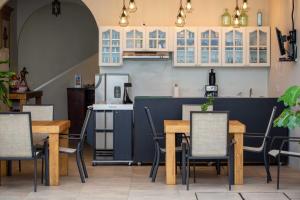 a restaurant with tables and chairs and a kitchen at La Casa de Pino in Oaxaca City