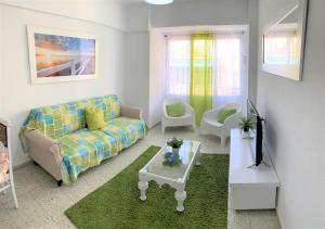 Ein Sitzbereich in der Unterkunft Bright and Modern Apartment 3 bedroom with Balcony E3EV