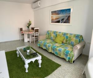 Ein Sitzbereich in der Unterkunft Bright and Modern Apartment 3 bedroom with Balcony E3EV