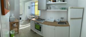 Küche/Küchenzeile in der Unterkunft Bright and Modern Apartment 3 bedroom with Balcony E3EV
