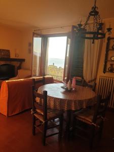 - une salle à manger avec une table et une vue sur l'océan dans l'établissement Una Terrazza sul Lago Trasimeno, à Magione