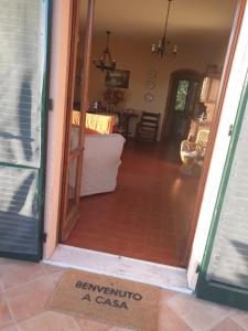 マジョーネにあるUna Terrazza sul Lago Trasimenoの家の前の看板開きドア