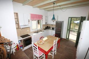 Kuchyň nebo kuchyňský kout v ubytování Kalamakia House-stylish cottage near Petani beach + 27 fotografií