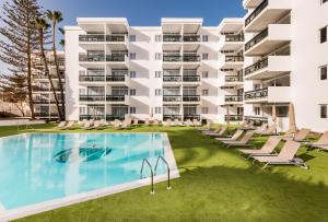 英格兰海滩Roca Verde by Folias Hotels - Playa del Inglés的一座带游泳池的公寓大楼的图片