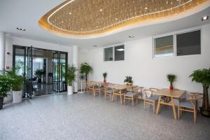 Heaven's Gate Home Stay --free pick up service--panoramic view of Tianmen Mountain的电视和/或娱乐中心