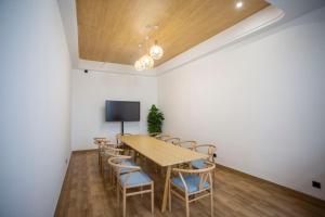 Heaven's Gate Home Stay --free pick up service--panoramic view of Tianmen Mountain的电视和/或娱乐中心