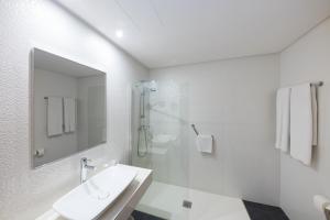 a bathroom with a sink, toilet and bathtub at Hotel Thalasso Cantabrico Las Sirenas in Viveiro