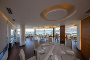 un comedor con una mesa con copas de vino. en Hotel Thalasso Cantabrico Las Sirenas, en Viveiro