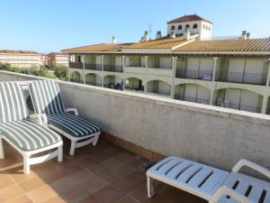 2 chaises assises sur le balcon d'un bâtiment dans l'établissement Apartamentos Mar D'Or, à L'Estartit