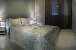 a bedroom with a large bed with two lamps and a window at Haus Viktoria 3 in Limenas
