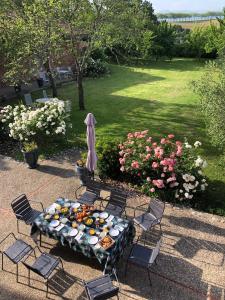 Taman di luar Manoir du Bouyssou