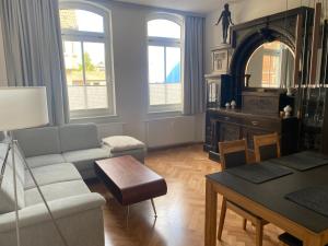 een woonkamer met een bank en een tafel bij attraktives 2-Zimmer-Apartment im Stadtzentrum in Rudolstadt