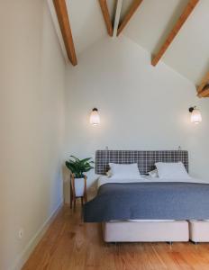Aparthotel Oporto Palace في بورتو: غرفة نوم بسرير ازرق وجدران بيضاء