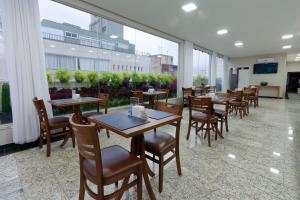 Restoran või mõni muu söögikoht majutusasutuses Fênix Hotel Bom Retiro