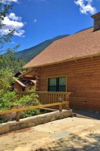 a wooden house with a bench in front of it at Bosques de Monterreal in Mesa de las Tablas