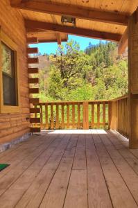 a wooden deck with a view of the mountains at Bosques de Monterreal in Mesa de las Tablas