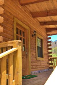 a log cabin with a door and a window at Bosques de Monterreal in Mesa de las Tablas