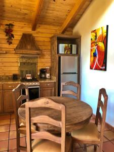 una cocina de madera con mesa y sillas de madera en Bosques de Monterreal, en Mesa de las Tablas