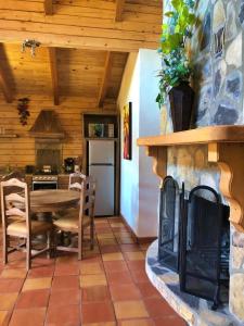 eine Küche und ein Esszimmer mit einem Tisch und einem Kamin in der Unterkunft Bosques de Monterreal in Mesa de las Tablas