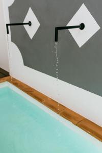 uma piscina de água com duas flechas numa parede em TreeTriana em Sevilha