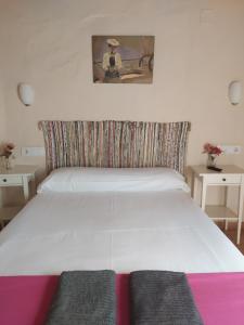 1 Schlafzimmer mit einem weißen Bett und 2 Tischen in der Unterkunft Pension Azahar in Sevilla