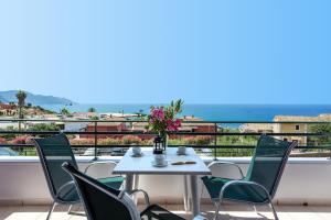 格利法達的住宿－Corfu Amboti Apt，阳台上的花瓶桌子