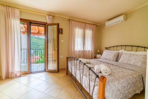 1 dormitorio con 1 cama y balcón en Small House with Garden & View, en Promírion