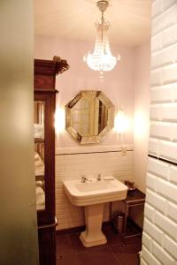 W łazience znajduje się umywalka i lustro. w obiekcie Studio Rempart w Brukseli