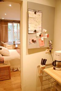 1 dormitorio con 1 cama y un mapa en la pared en Studio Rempart, en Bruselas