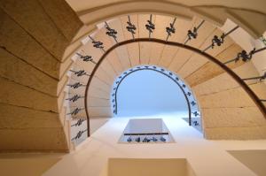 una habitación con palomas en la pared de un edificio en Egrensis Apartments en Loket