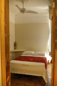 1 cama con 2 almohadas y techo en Pousada Acácia da Barra, en Salvador
