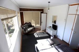 ein Wohnzimmer mit einem Sofa und einem Fenster in der Unterkunft Riverstay in Kroonstad