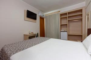 Postel nebo postele na pokoji v ubytování Fênix Hotel Bom Retiro